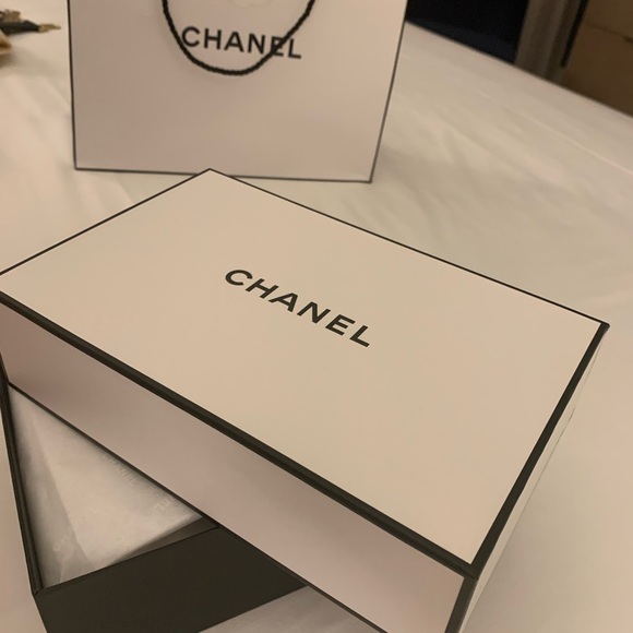 Brand new rare and collectible authentic Chanel with ribbon ,must have! - Picture 3 of 12